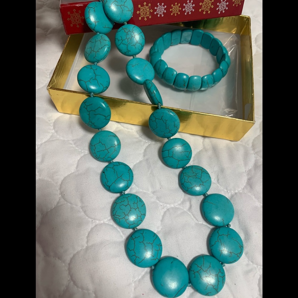 Liz Claiborne jewelry. Beautiful turquoise color.